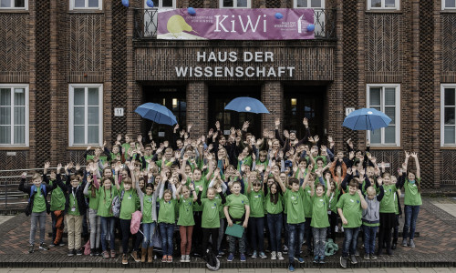 Gruppenbild der KiWi-Nachwuchswissenschaftler vor dem Haus der Wissenschaft Braunschweig. Fotos: Haus der Wissenschaft Braunschweig/Florian Koch 