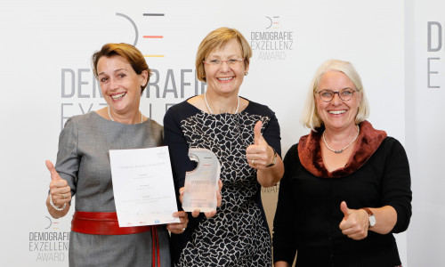 Dr. Monika Kuba, Christine Gehrmann und Ulla Evers bei der Preisverleihung. Foto: Demografie Exzellenz e.V./Landkreis Gifhorn