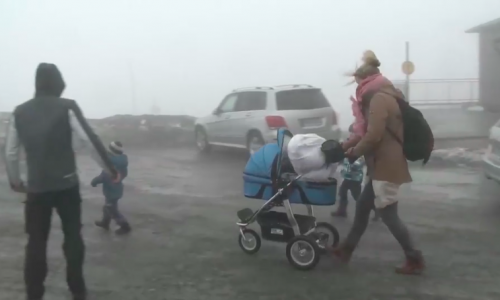 Touristen auf dem Harz trotzen dem Sturm auf dem Brocken. Video: aktuell24(BM)