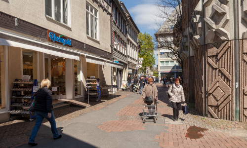 Der noch unsanierte Bereich der Rosentorstraße zwischen Bäckerstraße und Wohldenbergstraße. Fotos: Alec Pein