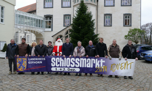 Landrat Dr. Andreas Ebel freut sich mit dem Organisationsteam auf den traditionellen Schlossmarkt zum Advent, der die Besucherinnen und Besucher am 1. und 2. Dezember auf Weihnachten einstimmt. Foto: Landkreis Gifhorn