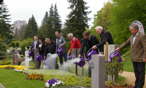 Nach der Segnung des Memoriam-Gartens durch Pastor Laska wurde das neue Grabfeld durch alle Beteiligten angegossen.
Foto: Gärtnerei Spittel