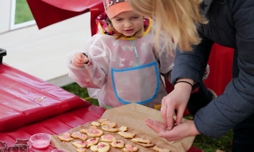 In der Kinderbäckerei konnten sich die kleinen Besucher des Weihnachtsmarktes im Backen ausprobieren. Foto: Evangelische Stiftung Neuerkerode