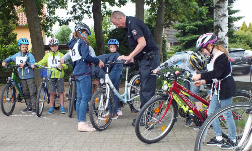 Bevor die Schulkinder an den Start des ADAC Fahrradturniers gehen werden die Räder geprüft. Foto: Kreisverkehrswacht Helmstedt