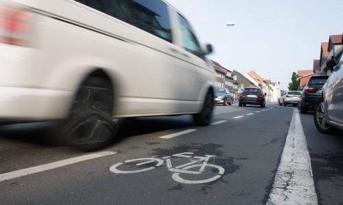 Machen Piktogramme den Fahrradstreifen sicherer? Foto: Archiv/Werner Heise