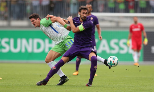 Mario Gomez (VfL Wolfsburg:33), Davide Astori (AC Florenz). Für Mario Gomez war es ein Wiedersehen mit seinem Ex-Team. Fotos- Agentur Hübner