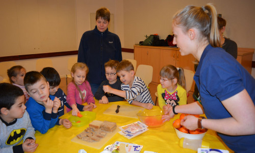 Laura Abraham erklärt den Kindern, was alles in eine gesunde Brotdose gehört. Fotos: Kirchenpreis Peine