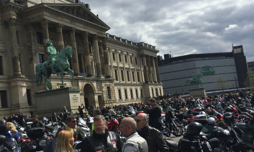 Am Samstagnachmittag machten sich rund 3.000 Biker zum Gedenk-Gottesdienst in den Braunschweiger Dom auf. Zwischenstopp war der Schlossplatz. Fotos/Video: Anke Donner