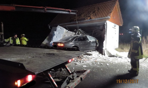 Die Flucht des Fahrers endete in einem Schalthäuschen. Fotos: Polizeidirektion Sachsen-Anhalt Nord