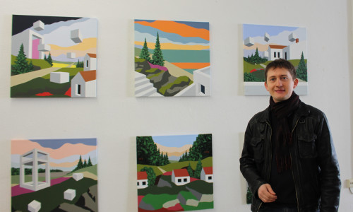Kurator Dmitrij Schurbin freut sich auf viele Besucher bei der Kunstausstellung Artgeschoss in der Innenstadt von Salzgitter Bad. Foto: Frederick Becker