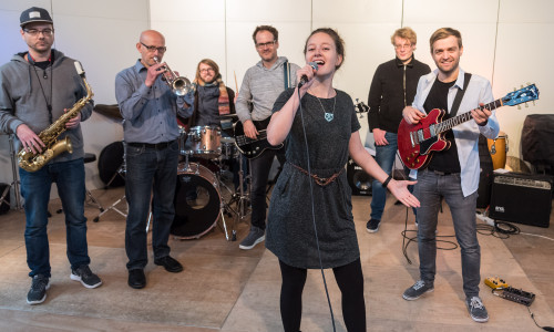 Die Lehrerband der Musikschule präsentierte Songs unter anderem von Adele und Amy Winehouse.
Foto: Helge Landmann