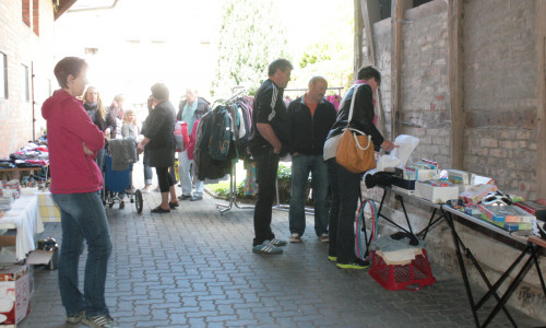 Flohmarkt in Fümmelse - Besucher durchstöbern die Stände. Symbolbild/Foto: Anke Donner