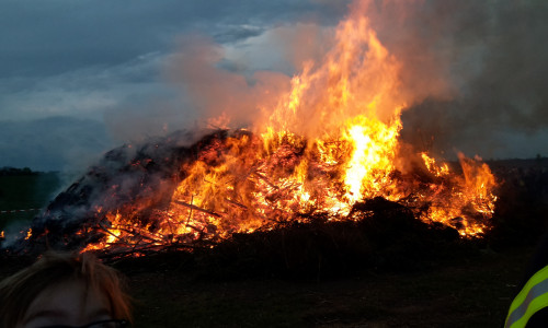 Das Osterfeuer kurz nach dem Anzünden. Foto: FFW Dettum
