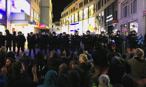 Eine Sitz-Blockade von Gegendemonstranten im Damm zwang Bragida zur Umkehr. Fotos/Video: Werner Heise