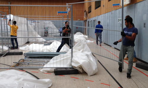 Die Bewohner helfen beim Rückbau der Turnhalle BBS II. Foto: Stadt Wolfsburg