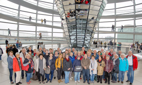 Das Gruppenfoto am Kuppelaufgang und der Kuppelrundgang komplettierten das Programm am Ankunftstag. Foto: Büro Priesmeier