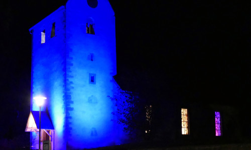 Die Kirche in Cremlingen wurde blau angestrahlt. Fotos: privat