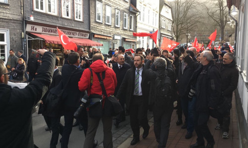 Der Gang durch die historische Altstadt wurde von pro-türkischen Demonstranten begleitet. Fotos und Podcast: Frederick Becker