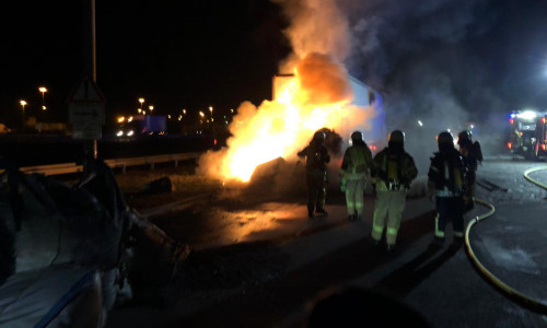 Auf einem Rastplatz an der A2 brennt ein LKW. Fotos: Feuerwehr Helmstedt