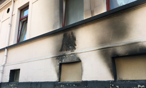 Auch an der Außenfassade sind die Folgen des Brandes deutlich zu sehen. Foto: aktuell24/BM