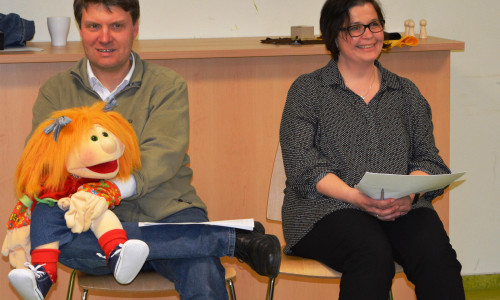 Daniel in der Löwengrube: Pastor Dr Sebastian Thier mit Puppe Lotta und Susanne Grobe hielten die Andacht. Foto: Kirchenkreis