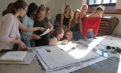 Schülerinnen des Theodor-Heuss-Gymnasiums drucken in den Kreativwerkstätten. Foto: Stadt Wolfsburg