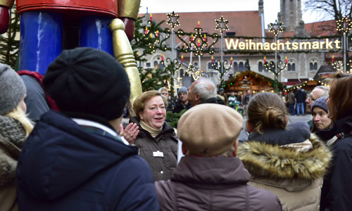 Bei den weihnachtlichen Stadtführungen erfahren Gäste spannende Details zu der Geschichte des Weihnachtsmarktes. Foto: Braunschweig Stadtmarketing GmbH/Daniel Möller