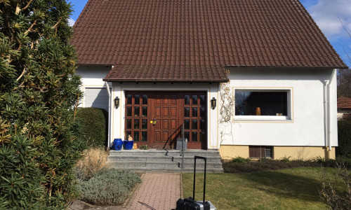 In diesem Haus am Antoinettenweg starb am Sonntag eine Frau durch Stichverletzungen.  Foto/Video/Podcast: aktuell24 (BM)