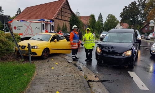 Die Fahrer der beiden Unfallfahrzeuge kamen in das Klinikum Gifhorn. Fotos: aktuell24 (KR)/Carsten Schaffhauser, Samtgemeindepressesprecher