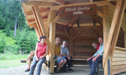 Der Vorsitzende des Harzklub-Zweigvereins Braunlage, Albert Baumann (3. v.l.), freut sich gemeinsam mit Nationalpark-Mitarbeitern über die Einweihung der neuen Alfred Rieche-Hütte. Foto: Nationalpark Harz