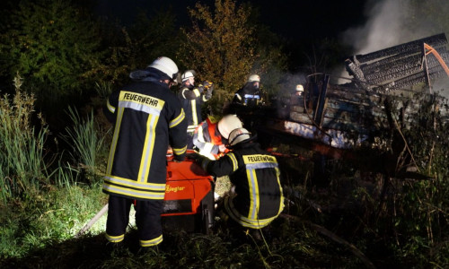 Ein Hochsitz geriet in Brand. Fotos: Feuerwehr Wolfenbüttel