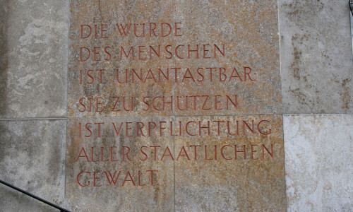 Foto: Grundgesetz-Satz an der Fassade des Braunschweiger Landgerichts. Foto: Privat