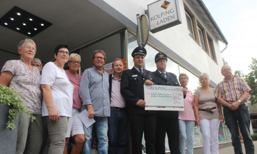 Die Feuerwehren der Gemeinde Schladen-Werla bekamen eine Spende in Höhe von 2.500 Euro vom Kolping Laden Schladen. Foto: Anke Donner 