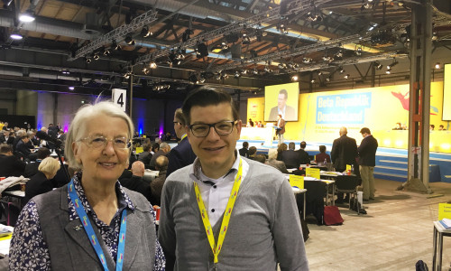 Gunda Reichenbach (links) und MdL Björn Försterling vertraten als Delegierte den FDP Kreisverband auf dem Bundesparteitag der Liberalen in Berlin. Foto: Privat