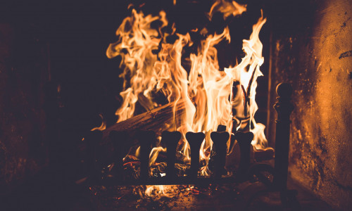 Die kalte Jahreszeit bricht an und viele Hausbesitzer nutzen zum Wärmen einen eigenen Kaminofen. Symbolfoto: Pixabay