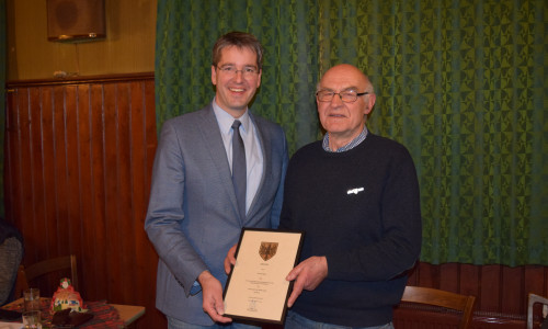 Oberbürgermeister Dr. Oliver Junk übergibt Herbert Müller die Urkunde im Rahmen der Verleihung der Ehrennadel der Stadt Goslar. Foto: Stadt Goslar