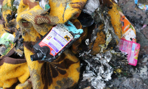 Von dem abgebrannten Müllsack war später nicht mehr viel zu sehen.
Foto: Nick Wenkel