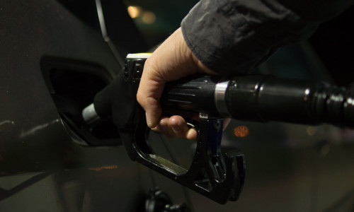 Die Täter haben den Kraftstoff aus den Fahrzeugen entwendet. Symbolbild: Pixabay