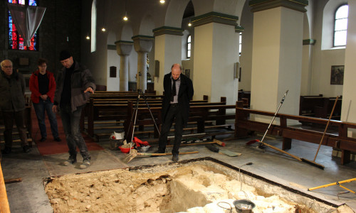 Unter dem Fußboden der St. Ludgeri-Kirche hat Archäologie Frank Wedekind eine alte Treppe entdeckt. Fotos: Eva Sorembik