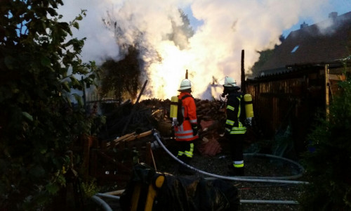 In der Oderwaldstraße in Groß Flöthe brannte es binnen weniger Stunden gleich zwei Mal. Am frühen Samstagmorgen ging ein Holzunterstand in Flammen auf. Foto: Feuerwehr