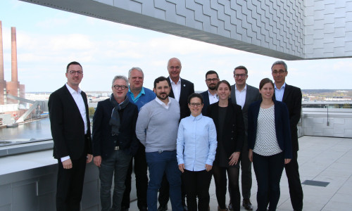 Digitalisierungs-Experten beim Besuch des WNT auf der Dachterrasse. Foto: Stadtwerke Wolfsburg AG