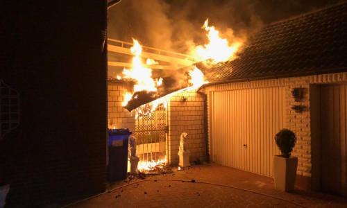 Die Fassade des Gebäudes hatte Feuer gefangen. Zum Glück konnte durch die Feuerwehr Schlimmeres verhindert werden. Fotos: Feuerwehr Helmstedt