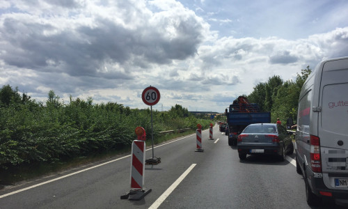 Die laufenden Arbeiten zur Fahrbahnerneuerung auf der Autobahn 395 bei Wolfenbüttel verzögern sich voraussichtlich bis Ende September. Foto: Anke Donner