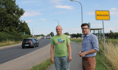 Der Anwohner Mario Urbschat und FDP-Politiker Björn Försterling besichtigen den gefährlichen Ortseingang an der Frankfurter Straße, an dem häufig das Tempolimit überschritten wird. Foto: Privat