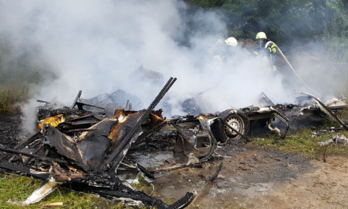 Die Überreste des abgebrannten Wohnwagens. Fotos: Aygün Erarslan Kreispressesprecher Süd