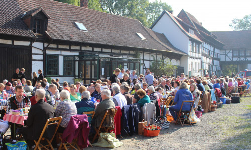 Vienenburg frühstückt auf der Vienenburg. Dabei steht traditionell die Gemeinsamkeit im Vordergrund. Foto: Stadt Goslar