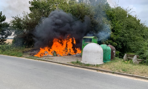 Zum zweiten Mal in diesem Monat löste ein brennender Papiercontainer in Clauen einen Feuerwehreinsatz aus. Fotos: FF Gemeinde Hohenhameln 