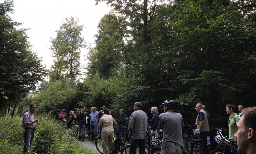 Mehr als 30 Teilnehmer machten sich mit dem Fahrrad auf, den "Barnstorfer Wald" zu erkunden. Fotos: SPD
