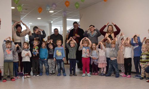 Die Kita-Kinder haben zur Einweihung ein Lied gedichtet. Angefangen mit „Du hast uns
deine Welt geschenkt, Kita am EFZN“ schließen die Kleinen mit einem lautstarken Bekenntnis: „Wir bleiben hier!“ Fotos: Stadt Goslar