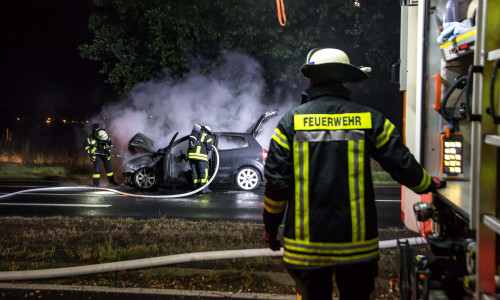 Auf der Nord-Süd-Straße brannte am Montagabend ein Auto. Fotos: Karliczek 